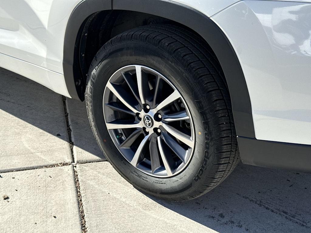 Thumbnail: 2015 Toyota Highlander - 8