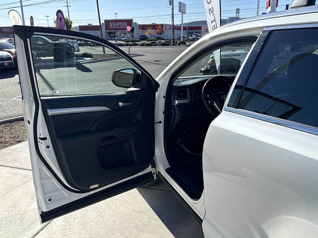 Thumbnail: 2015 Toyota Highlander - 18