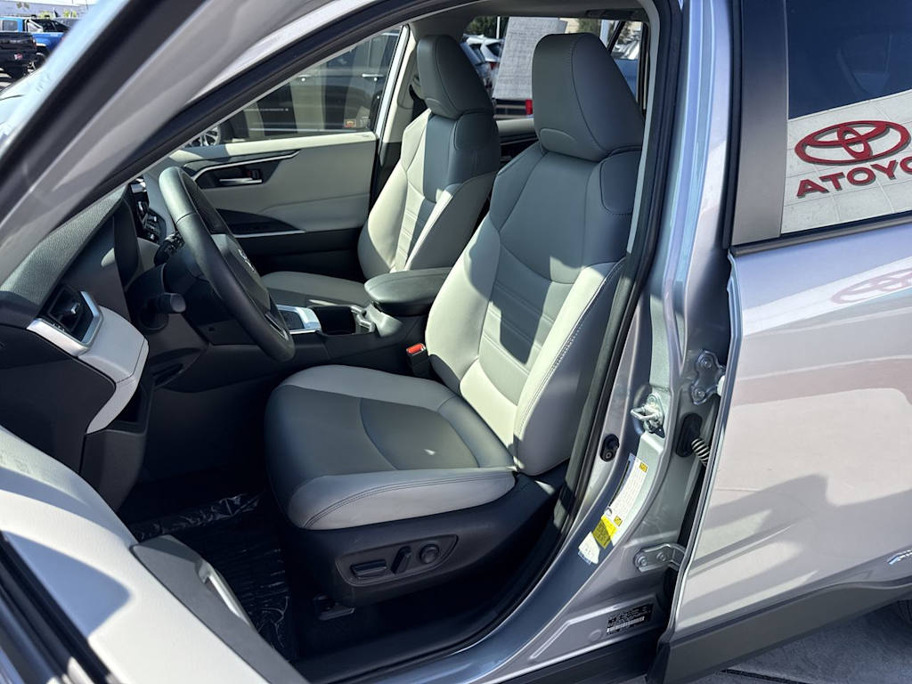 Thumbnail: 2025 Toyota RAV4 - 11