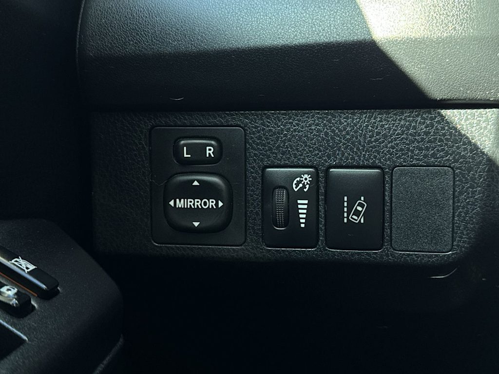 Thumbnail: 2018 Toyota RAV4 - 23