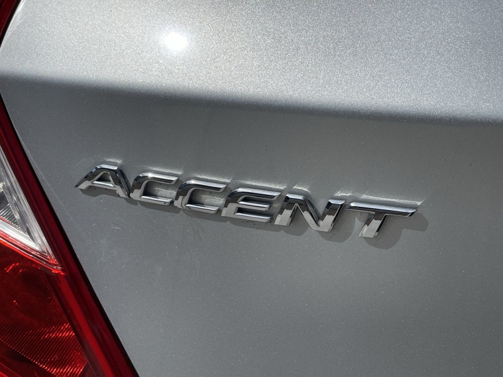 2012 Hyundai Accent SE 7