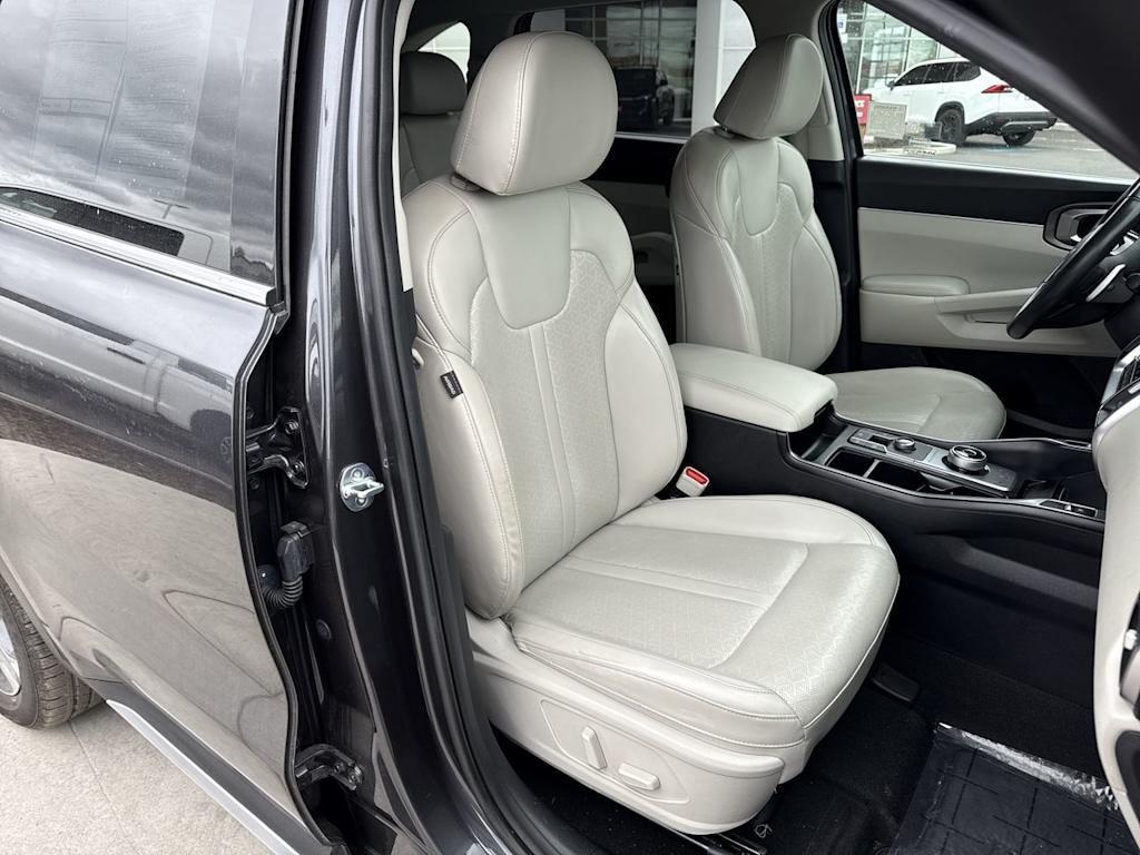 Thumbnail: 2023 Kia Sorento - 11