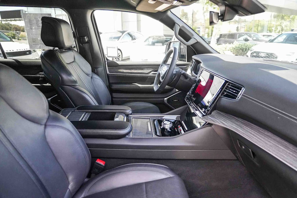 Thumbnail: 2022 Jeep Wagoneer - 10