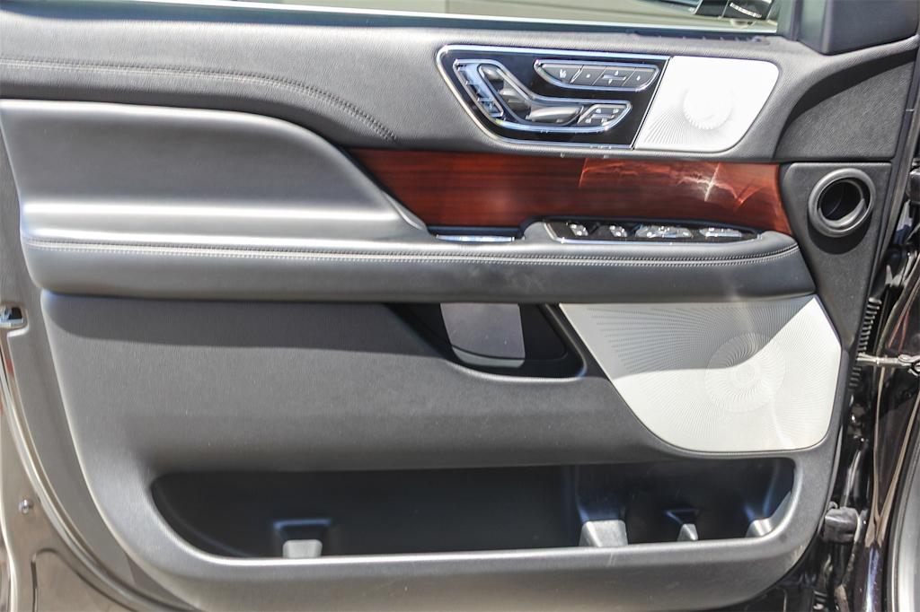 Thumbnail: 2021 Lincoln Navigator - 25