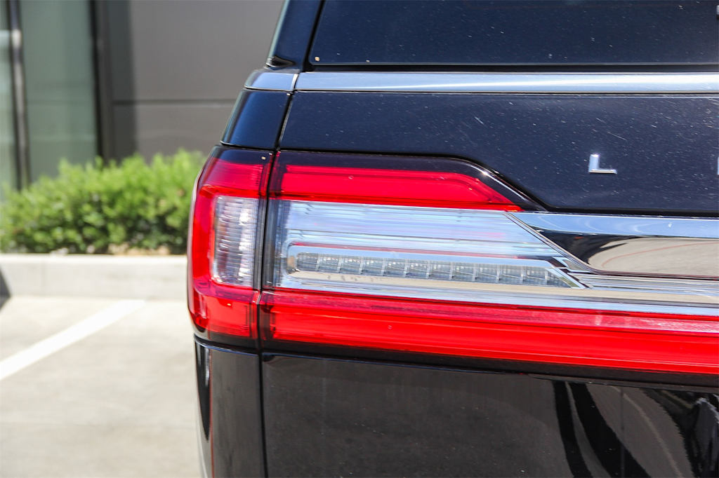 Thumbnail: 2021 Lincoln Navigator - 18