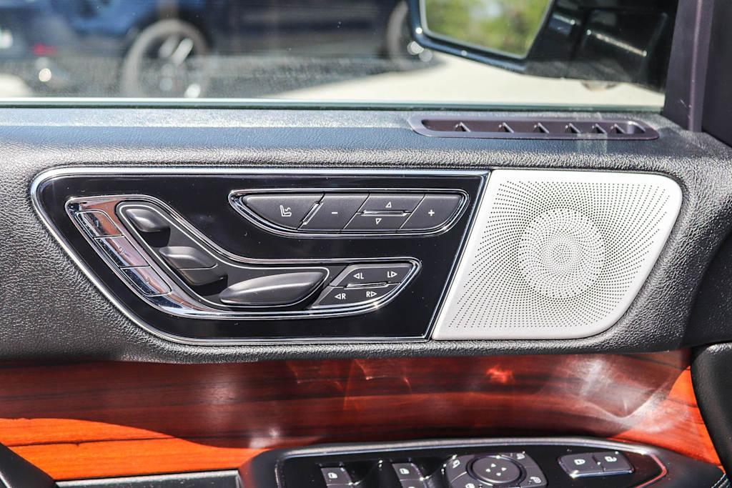 Thumbnail: 2019 Lincoln Navigator L - 26