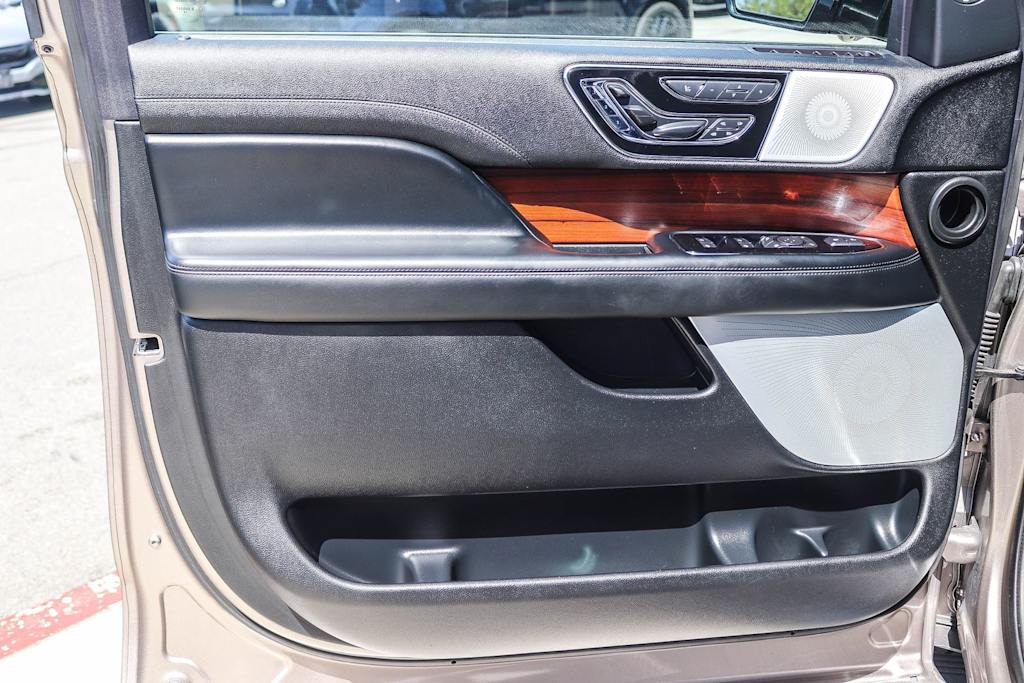 Thumbnail: 2019 Lincoln Navigator L - 25