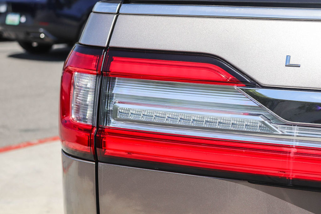 Thumbnail: 2019 Lincoln Navigator L - 18