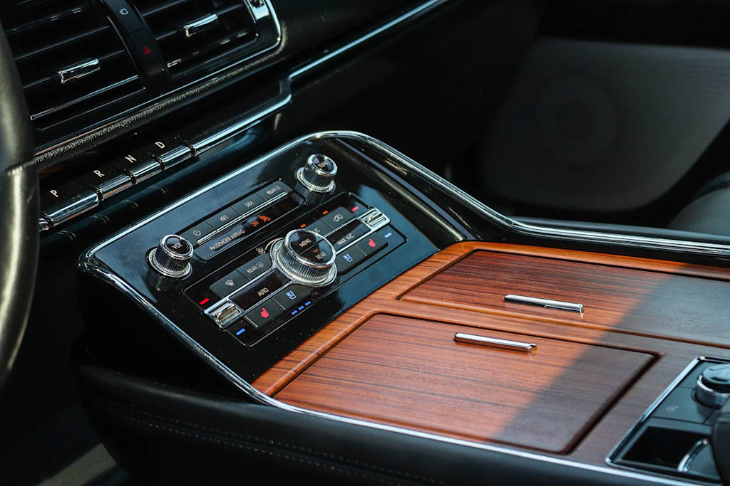 Thumbnail: 2019 Lincoln Navigator L - 24