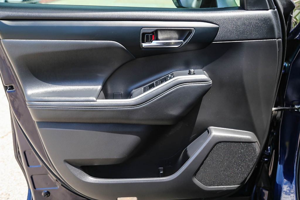 Thumbnail: 2022 Toyota Highlander - 26