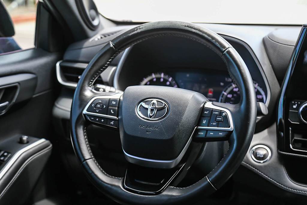 Thumbnail: 2022 Toyota Highlander - 8