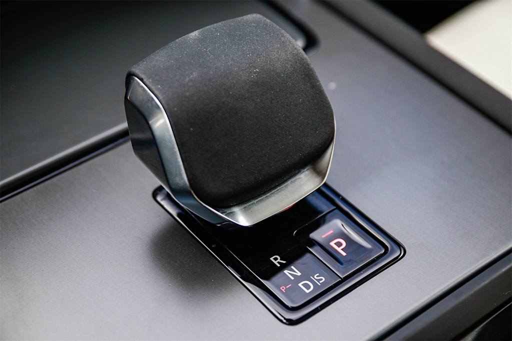 Thumbnail: 2025 Land Rover Discovery Sport - 16