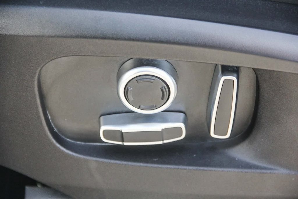 Thumbnail: 2023 Land Rover Defender - 26