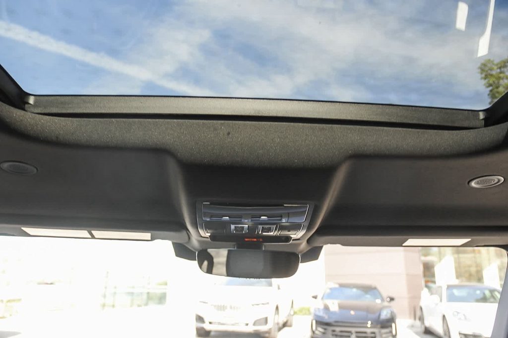 Thumbnail: 2023 Land Rover Defender - 24