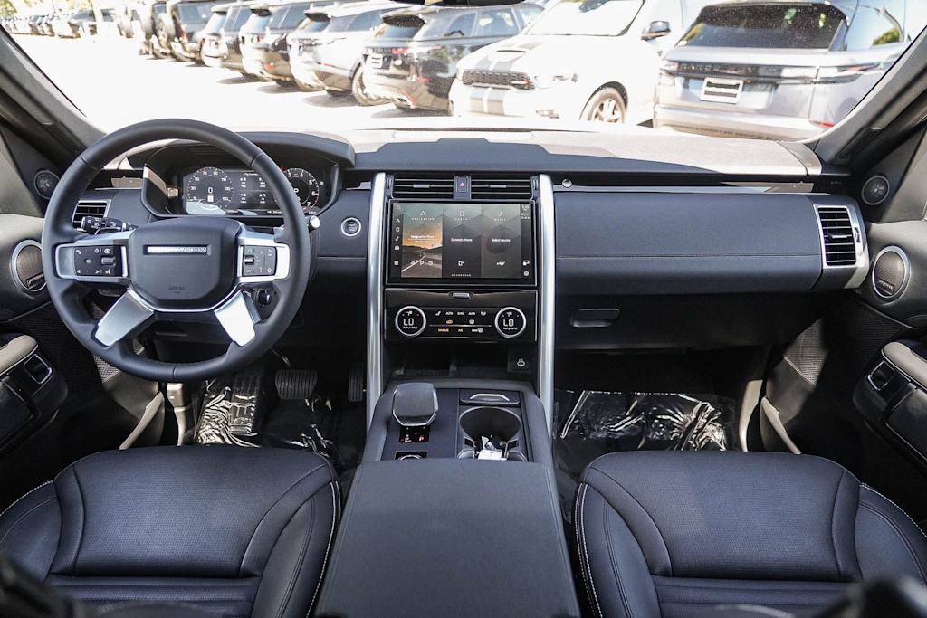 Thumbnail: 2025 Land Rover Discovery - 2