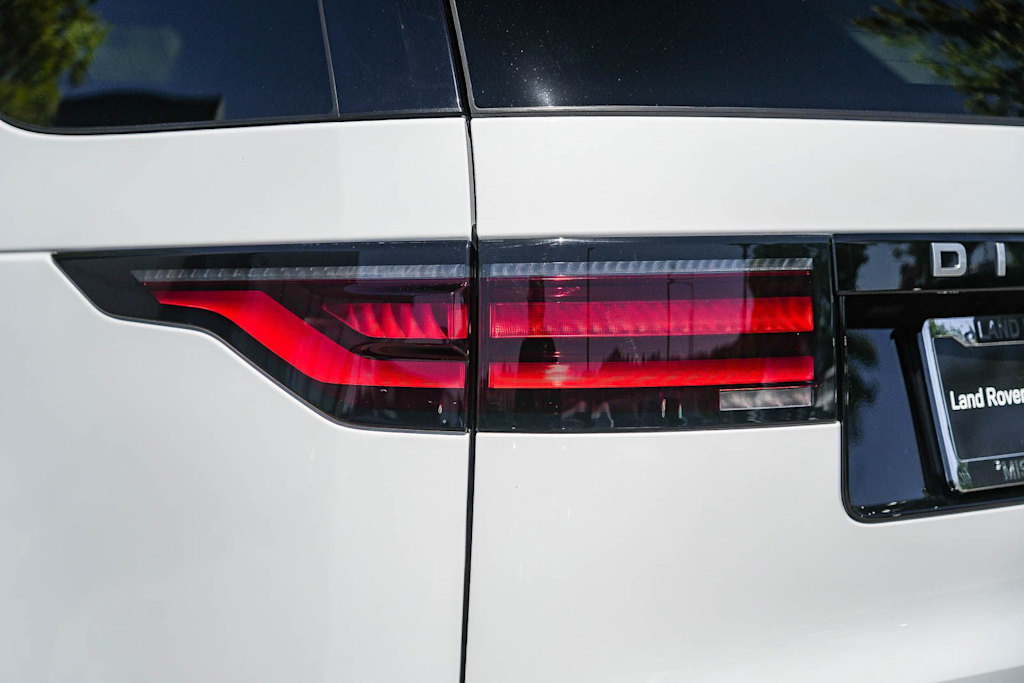 Thumbnail: 2025 Land Rover Discovery - 19