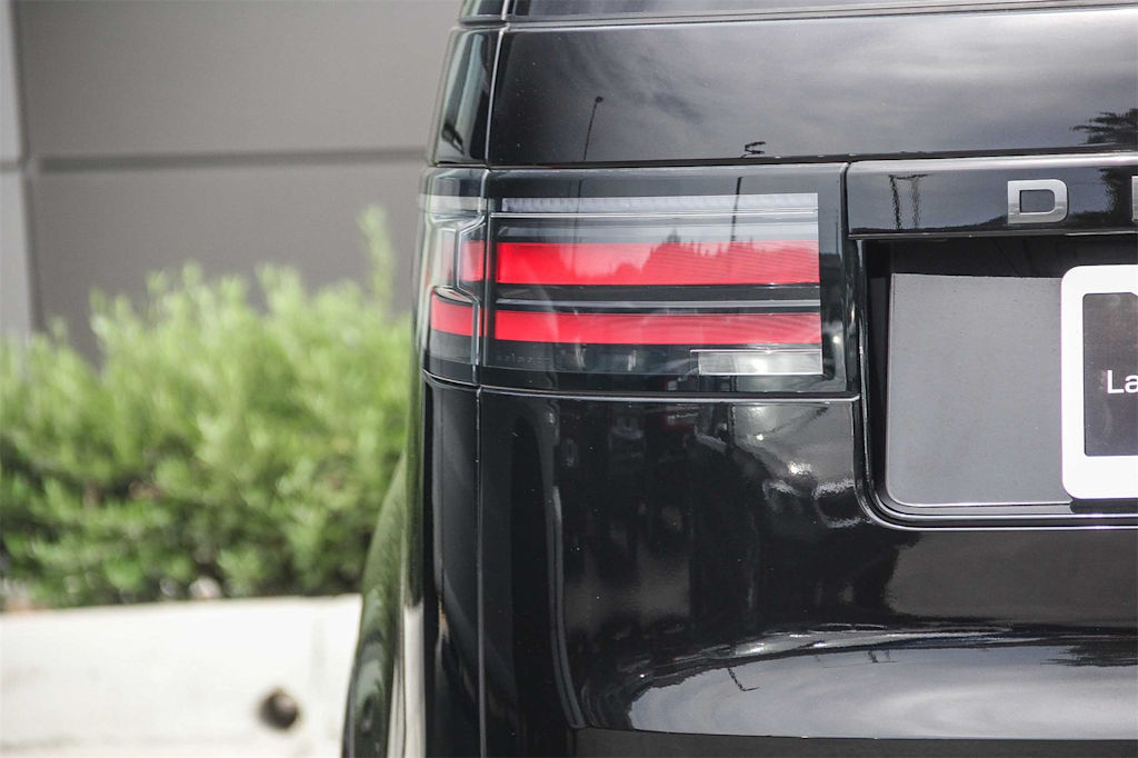 Thumbnail: 2023 Land Rover Discovery - 16