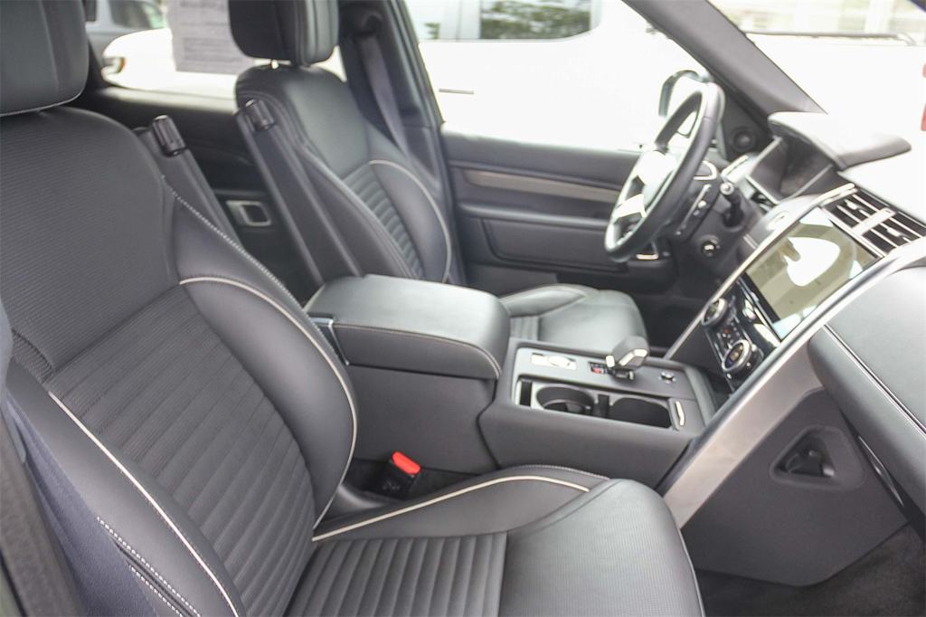 Thumbnail: 2023 Land Rover Discovery - 10