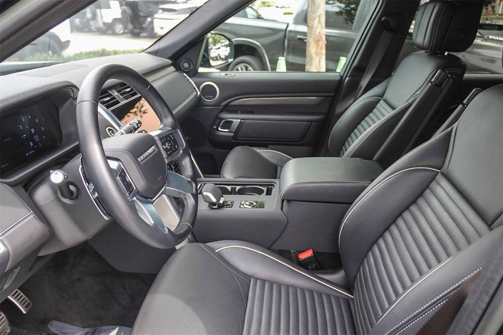 Thumbnail: 2023 Land Rover Discovery - 9