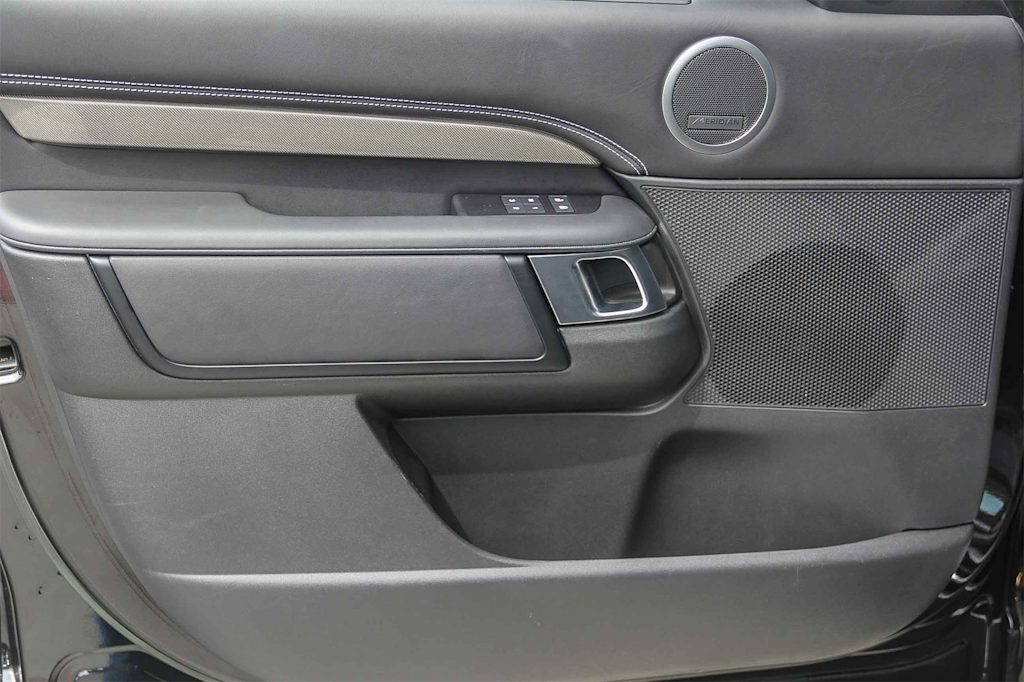 Thumbnail: 2023 Land Rover Discovery - 20