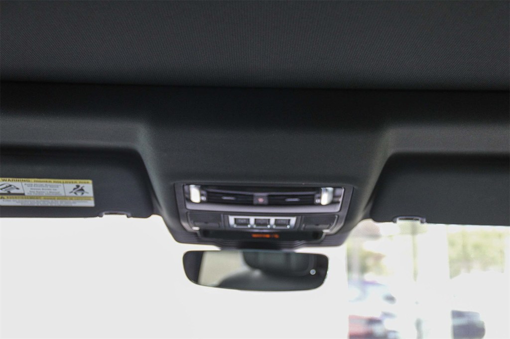 Thumbnail: 2023 Land Rover Discovery - 19