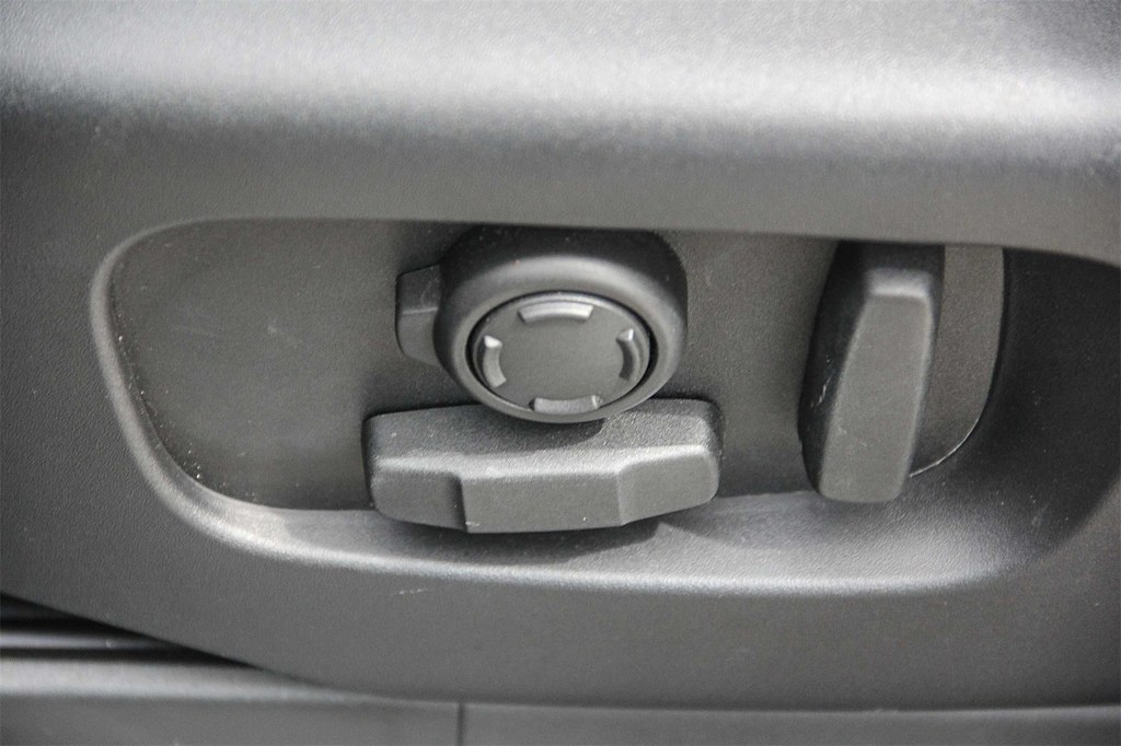 Thumbnail: 2023 Land Rover Discovery - 21