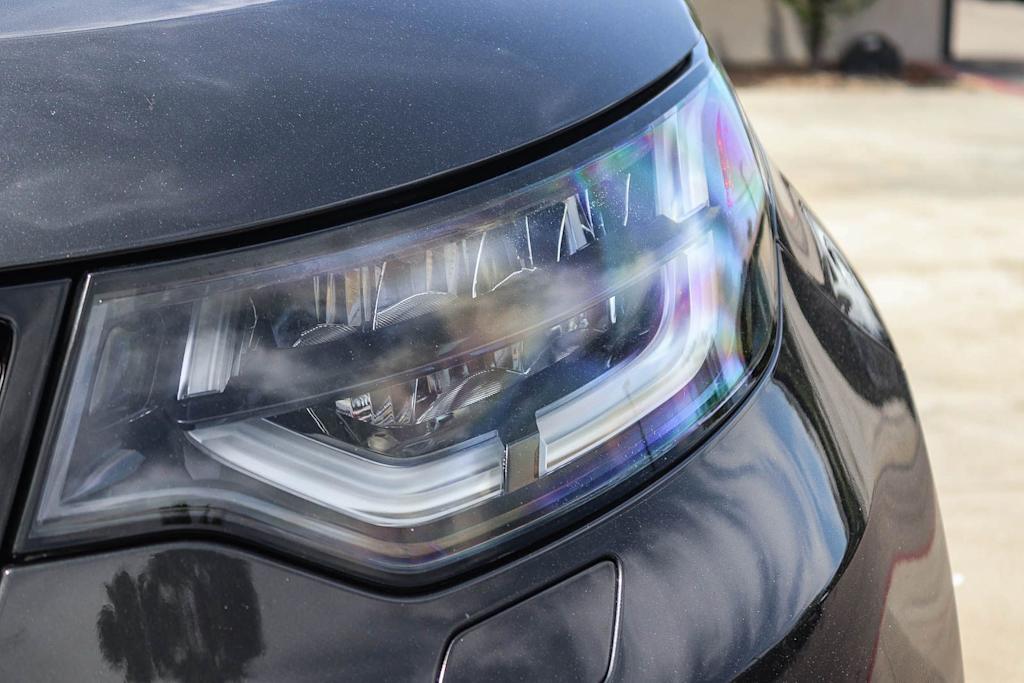 Thumbnail: 2020 Land Rover Discovery - 19