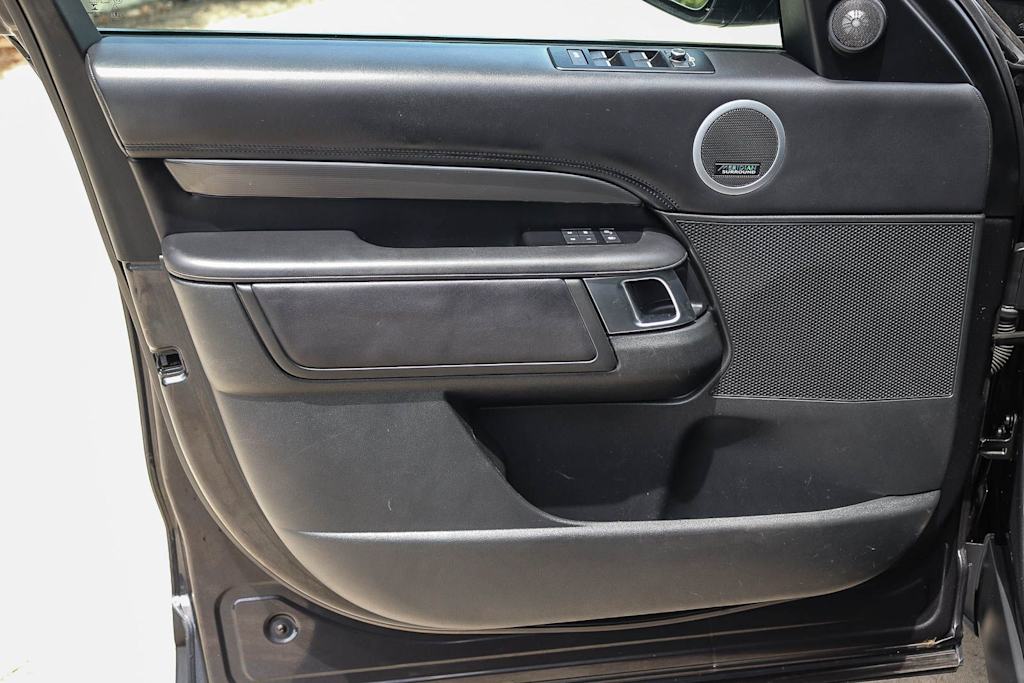 Thumbnail: 2020 Land Rover Discovery - 22