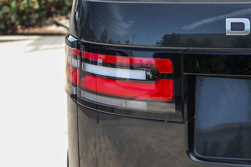 Thumbnail: 2020 Land Rover Discovery - 17