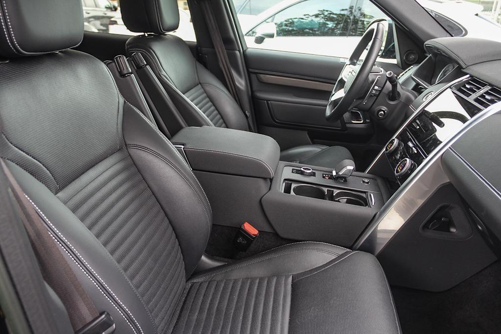 Thumbnail: 2023 Land Rover Discovery - 11