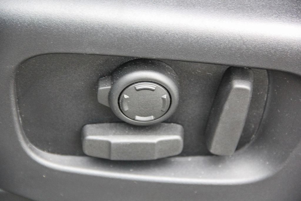 Thumbnail: 2023 Land Rover Discovery - 23