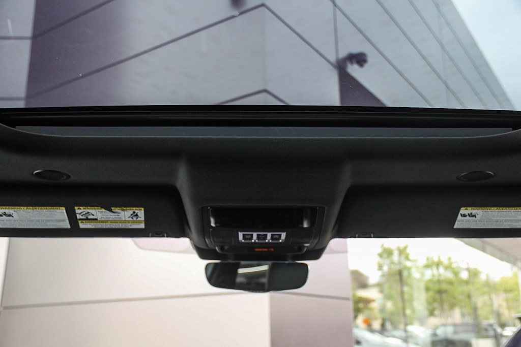 Thumbnail: 2023 Land Rover Discovery - 21