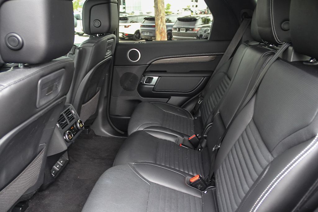 Thumbnail: 2023 Land Rover Discovery - 12