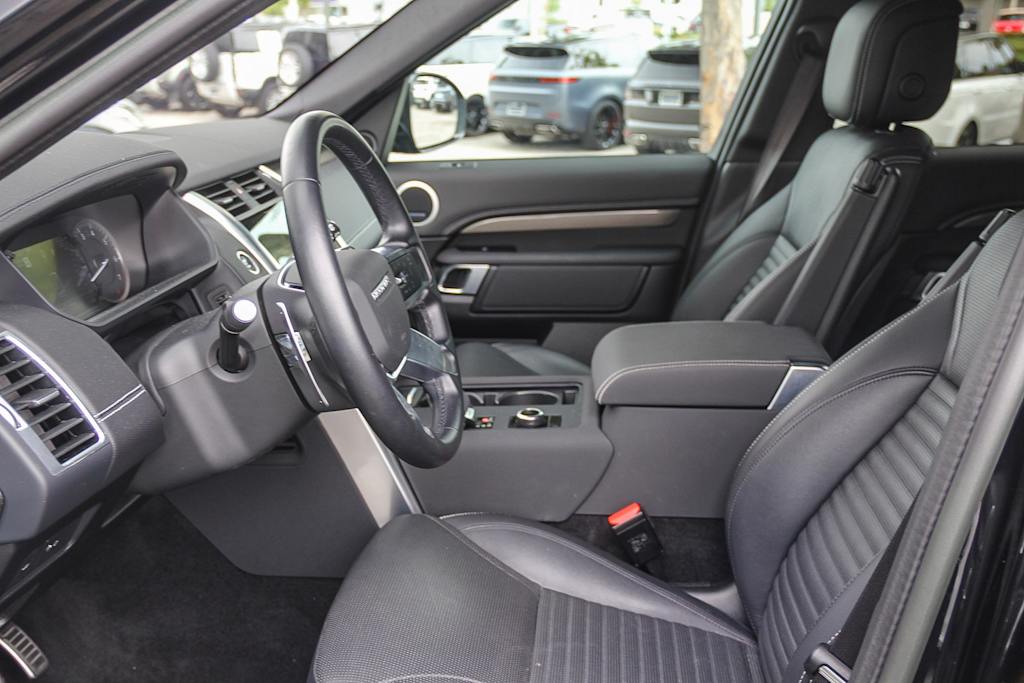 Thumbnail: 2023 Land Rover Discovery - 10