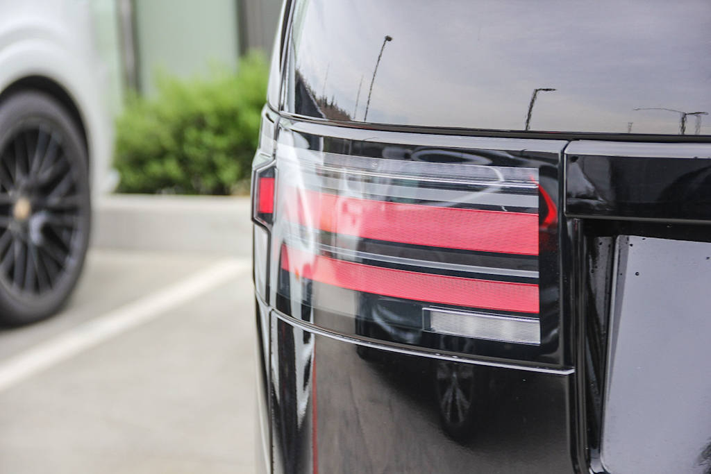 Thumbnail: 2023 Land Rover Discovery - 18