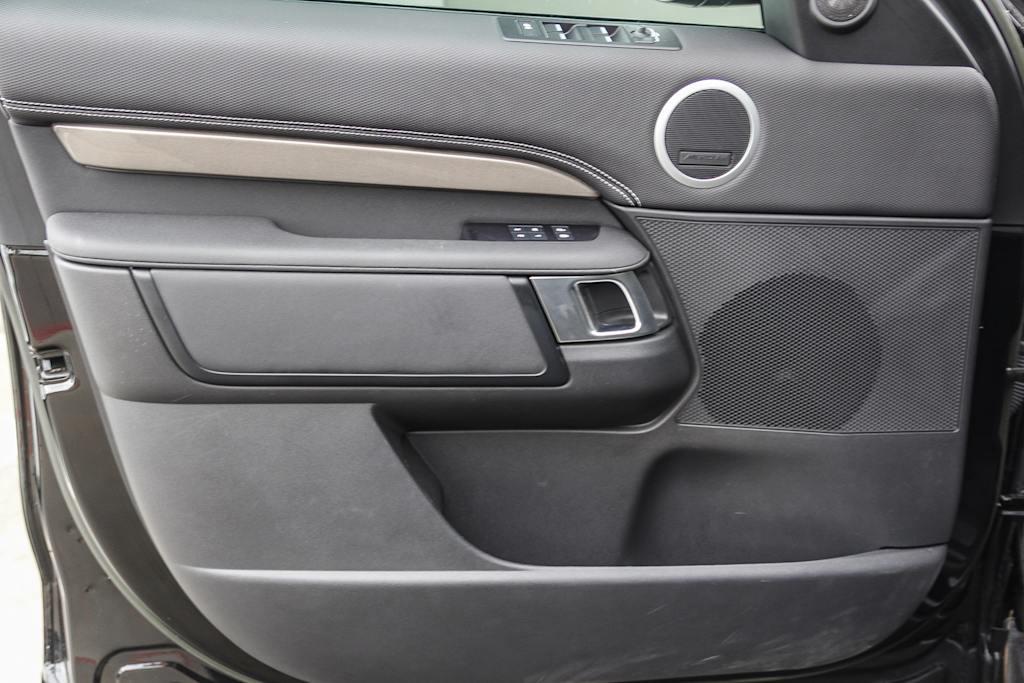 Thumbnail: 2023 Land Rover Discovery - 22