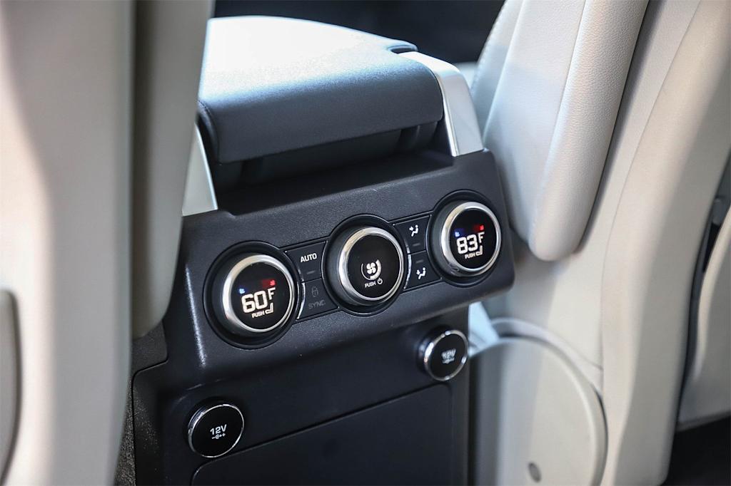 Thumbnail: 2020 Land Rover Discovery - 22