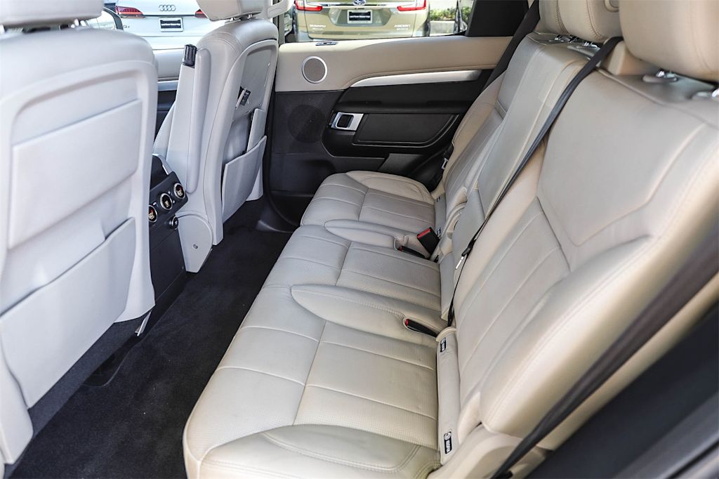 Thumbnail: 2020 Land Rover Discovery - 9