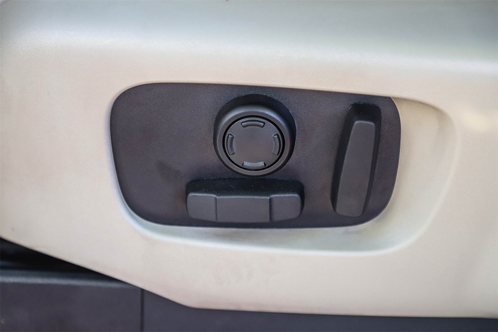 Thumbnail: 2020 Land Rover Discovery - 26