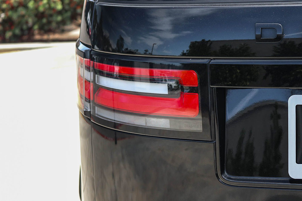 Thumbnail: 2020 Land Rover Discovery - 16