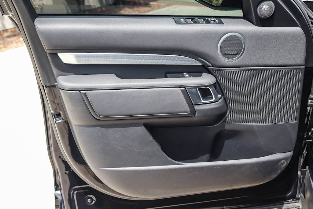 Thumbnail: 2020 Land Rover Discovery - 22