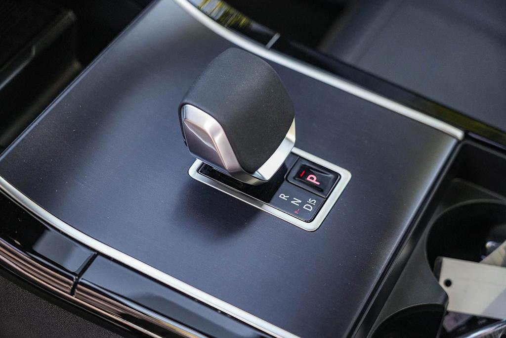 Thumbnail: 2026 Land Rover Range Rover Velar - 15