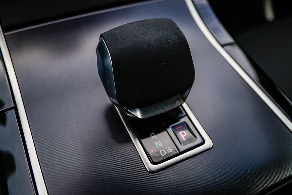 Thumbnail: 2026 Land Rover Range Rover Velar - 21