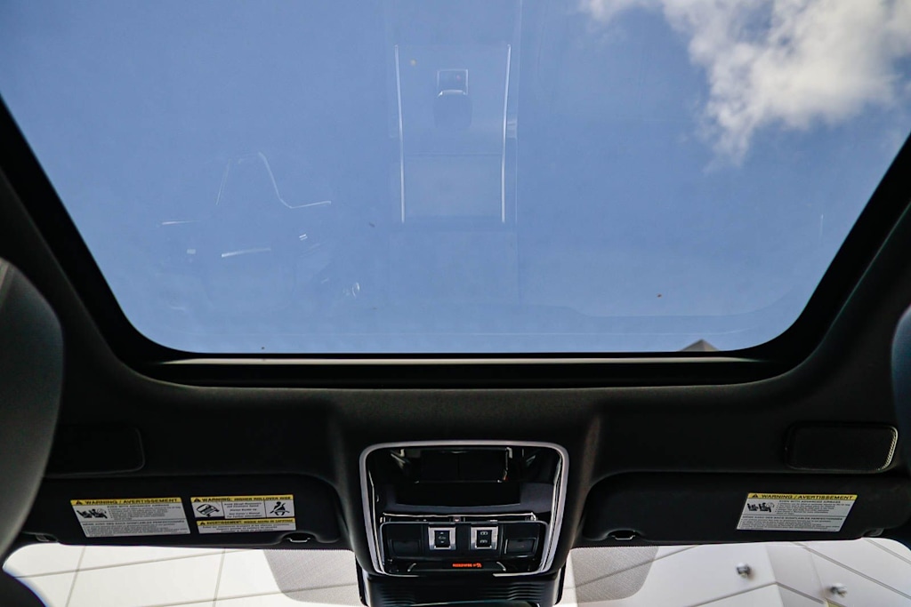 Thumbnail: 2025 Land Rover Range Rover Velar - 24