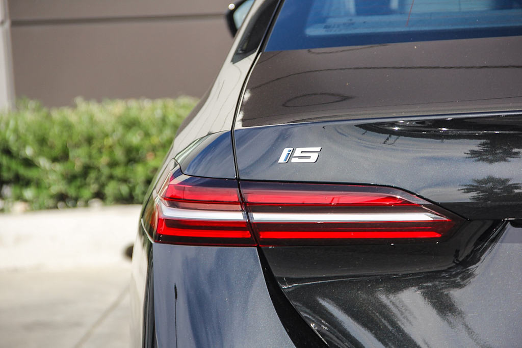 Thumbnail: 2025 BMW i5 - 15