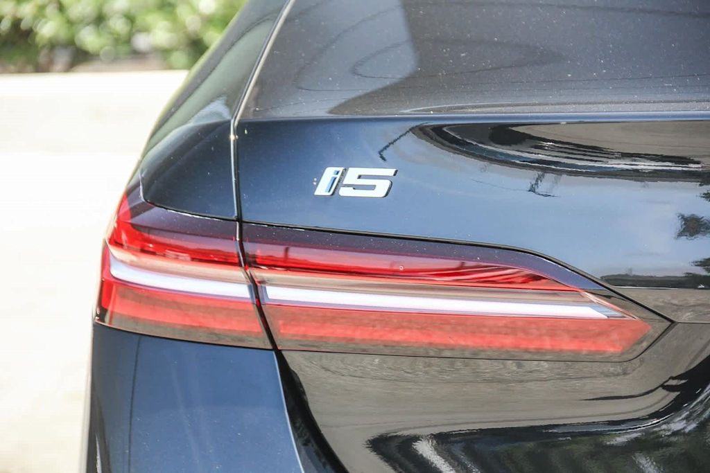 Thumbnail: 2024 BMW i5 - 18