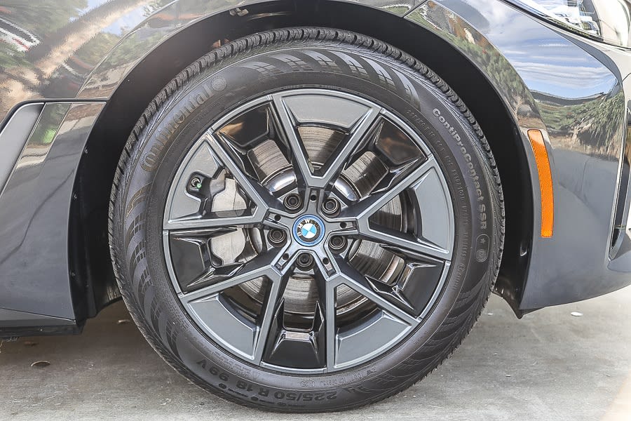 Thumbnail: 2022 BMW i4 - 6