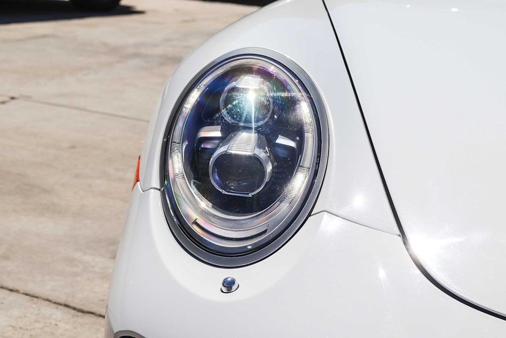 Thumbnail: 2017 Porsche 911 - 6