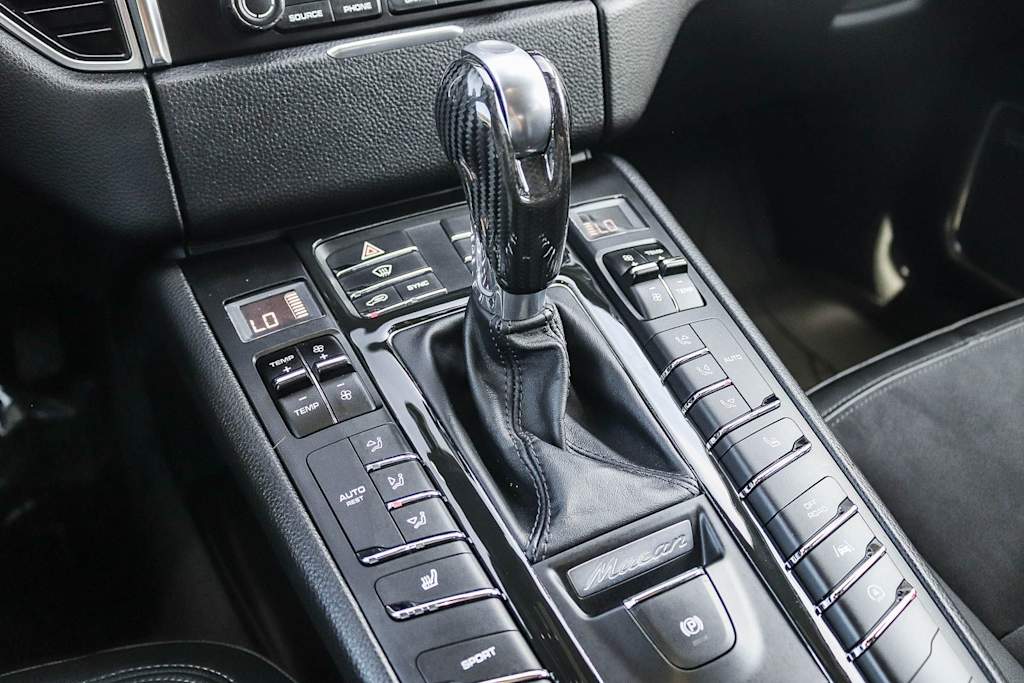 Thumbnail: 2018 Porsche Macan - 25