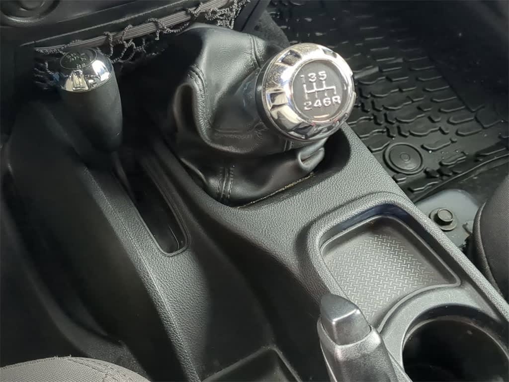Thumbnail: 2016 Jeep Wrangler - 14